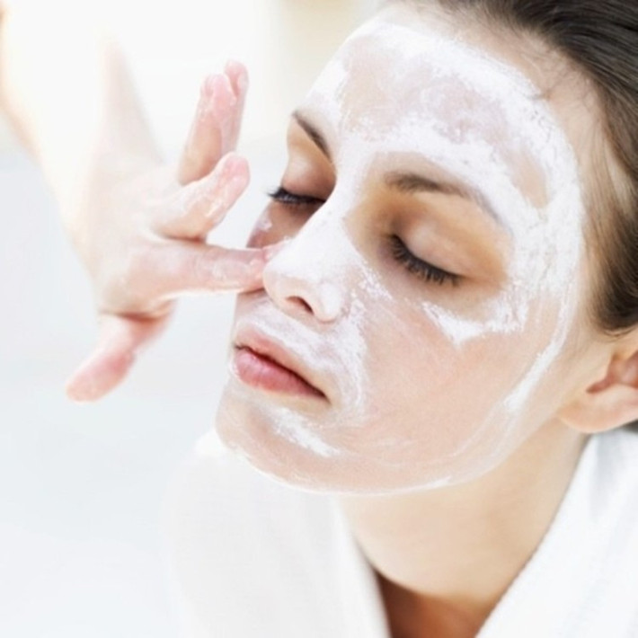 Sữa rửa mặt: Bạn nên tránh xa sản phẩm sữa rửa mặt nhiều bọt, chứa hạt massage to, có hương liệu nhân tạo và xà phòng, bởi chúng dễ khiến da khô ráp, bị tổn thương, thậm chí bong tróc và căng rát khó chịu.
