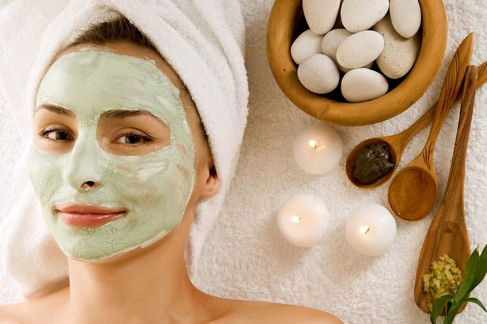 Đắp mặt nạ dưa leo, chuối, mật ong hoặc khoai tây 2-3 lần/tuần để giúp tăng cường độ ẩm, vitamin, khoáng chất, nhanh chóng giúp da hết khô, tràn đầy sức sống.