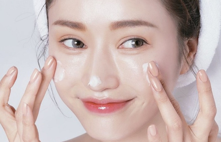 Kem dưỡng ẩm thích hợp cho da khô là loại có lượng nước cao, giàu vitamin E, thẩm thấu tốt, không gây nhờn bóng, nhằm ngăn ngừa mụn, bít tắc lỗ chân lông hoặc gây viêm nhiễm.