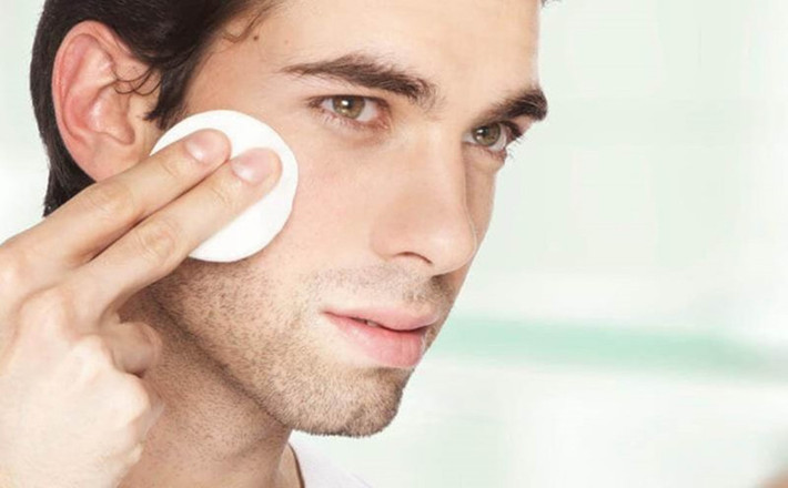 Chú ý đến thói quen sinh hoạt hằng ngày: Thoa kem dưỡng ẩm mỗi ngày vào buổi sáng và tối trước lúc đi ngủ. Kem dưỡng ẩm vừa cung cấp độ ẩm cần thiết, tạo lớp màn bảo vệ da, ngăn ngừa mất nước, lại giúp da khỏe mạnh hơn.