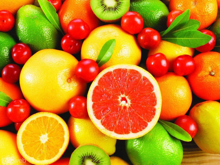Ăn những thực phẩm cấp nước như bơ, khoai lang, các loại rau hoa quả nhiệt đới. Đây là những thực phẩm dồi dào vitamin C, E và chất béo lành mạnh giúp da mềm, mịn, ẩm mướt từ bên trong rất tốt.