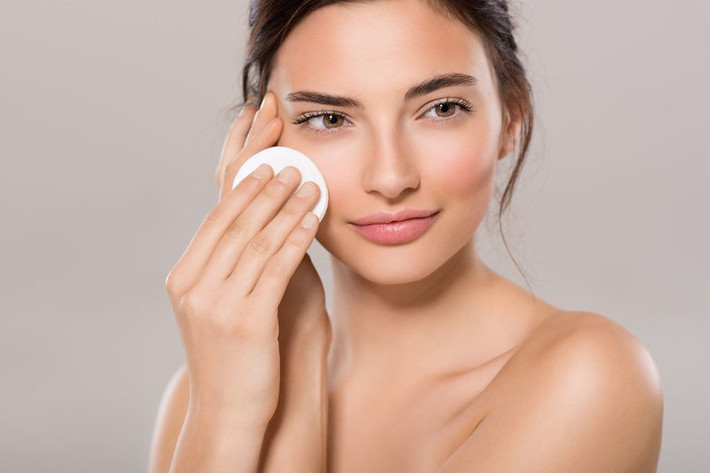 Nước tẩy trang và nước hoa hồng: Bạn nên chọn loại dịu nhẹ nhất - là những sản phẩm không chứa cồn để giảm mức tổn thương da nhất có thể.