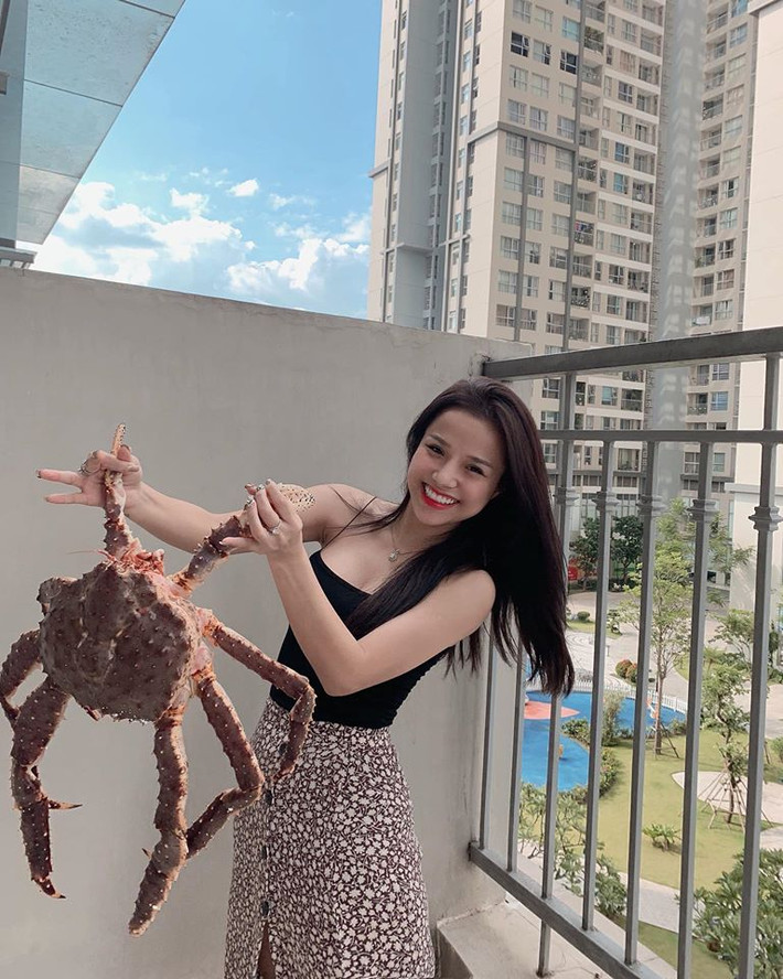 Áo hai dây phối với chân váy vừa gợi cảm vừa nữ tính. Ảnh: FBNV. Video "Minh Hằng chia sẻ về phong cách thời trang". Nguồn: VTC.