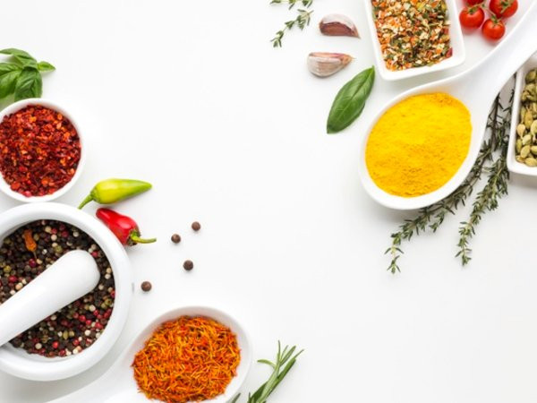 Các loại thảo mộc và gia vị: Các loại thảo dược như gừng, quế, hương thảo, nghệ, có thể có tác dụng tốt trong việc giảm đau do bệnh gút vì chúng là chất chống viêm mạnh. Hạt tiêu đen, quế, ớt cay cayenne là một số loại thảo mộc và gia vị có lợi có thể được thêm vào chế độ ăn kiêng của người bệnh gút.