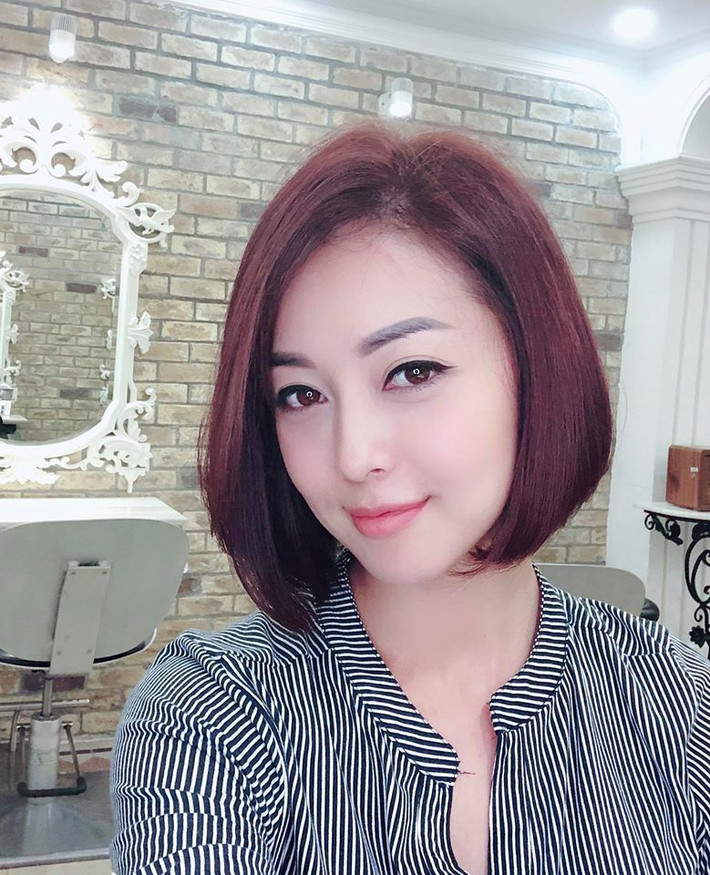 Chăm sóc nhan sắc vẫn là một phần tất yếu của Jennifer Phạm, kể cả khi bầu bí. Để đảm bảo thai kỳ khỏe mạnh, người đẹp chủ yếu sử dụng các sản phẩm hữu cơ để chăm sóc da.