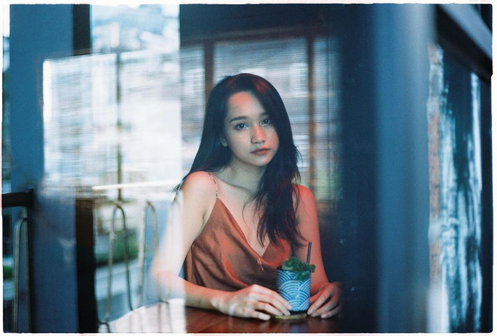 Trong phim lẫn ngoài đời, Trúc Anh gây ấn tượng với vẻ đẹp nền nã, dịu dàng. Tuy nhiên, so với Hà Lan trong Mắt biếc, Trúc Anh ngoài đời sở hữu gu thời trang gợi cảm và khá đa dạng.