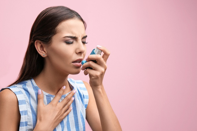 Hen suyễn: Theo Tổ chức Y tế Thế giới (WHO), hen suyễn là căn bệnh mạn tính do viêm và hẹp đường thở, có thể gây ra cảm giác tức ngực, khó thở, thở khò khè và ho. Các nhà nghiên cứu phát hiện ô nhiễm không khí có thể làm trầm trọng thêm các triệu chứng hen suyễn và cũng là nguyên nhân khiến số người mắc bệnh này ngày càng tăng. Khí ozone, chất gây ô nhiễm ngoài trời phổ biến, có thể là tác nhân gây hen suyễn và kích thích phổi hoặc đường thở. Ảnh: Chestnet.
