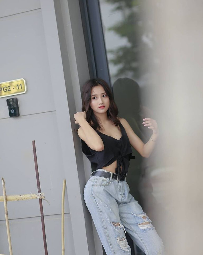 Nữ sinh 10X khá chịu khó ăn mặc mát mẻ để khoe vòng eo thon thả.