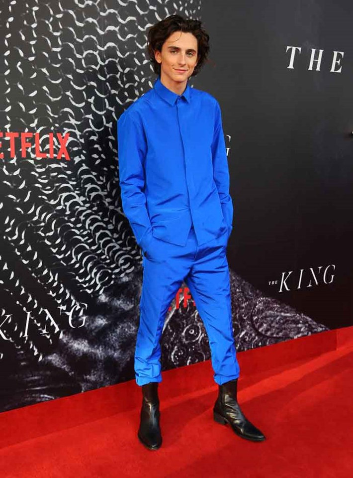 Một set đồ màu xanh nổi bật giúp Timothée Chalamet thu hút mọi ánh nhìn khi bước lên làm đỏ.