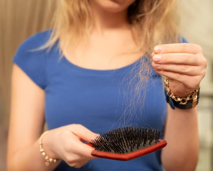 Đến bác sĩ để kiểm tra: Các nguyên nhân rụng tóc phổ biến nhất là do trục trặc tuyến giáp, thiếu vitamin hoặc sắt, thiếu máu và các vấn đề về hormone. Ngoài ra, còn có một tình trạng gọi là androgenic alopecia, đó là di truyền và có thể bắt đầu ở tuổi hai mươi hoặc sau khi mãn kinh. Vì vậy, hãy đến viện kiểm tra nguyên nhân gây rụng tóc của bạn.