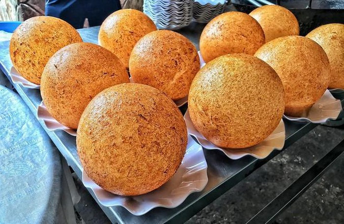 Công đoạn tiếp theo là lấy xôi vừa chín tới nhồi với dầu ăn và đường. Nhồi phải đều và mạnh tay, nhuyễn trước khi nặn xôi thành khối rồi cán dẹp, cắt khúc tròn. Làm nóng chảo rồi đổ dầu vào, đến khi dầu nóng già mới thả từng khúc xôi tròn vào.
