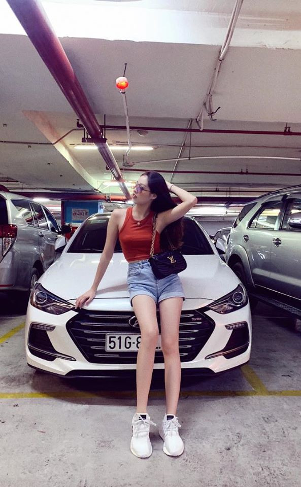 Cô nàng có cả một bộ sưu tập áo hai dây đủ các màu sắc. Set đồ được phối với giày thể thao năng động, cá tính.