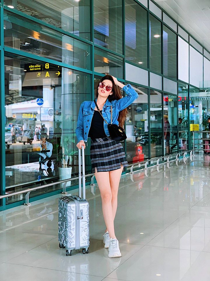 Áo thun phối với chân váy ngắn và áo khoác jeans vừa thời trang vừa khoe được đôi chân trắng nõn của Khánh Vân.