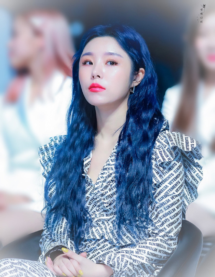 Sắc xanh đặc biệt giúp cho mái tóc thẳng dài tưởng như đơn điệu của Wheein thêm phần bắt mắt.