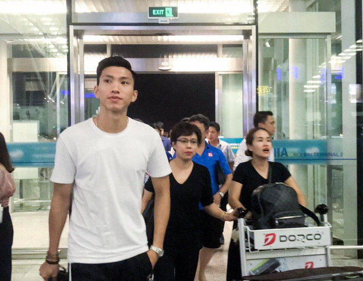 Không quá cầu kỳ chuyện ăn mặc, Đoàn Văn Hậu thường chọn trang phục thể thao năng động khi đi du lịch, đi chơi.