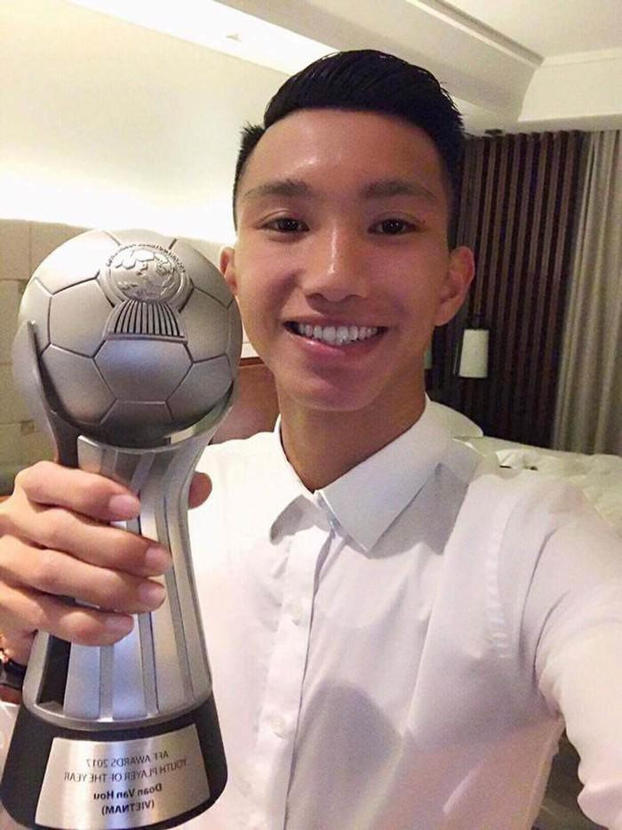Văn Hậu mặc sơ mi trắng bảnh bao không kém các mỹ nam Hàn. Trong trận chung kết SEA Games 30 với U22 Indonesia, cầu thủ trẻ này đã xuất sắc ghi 2 bàn vào lưới đối thủ.