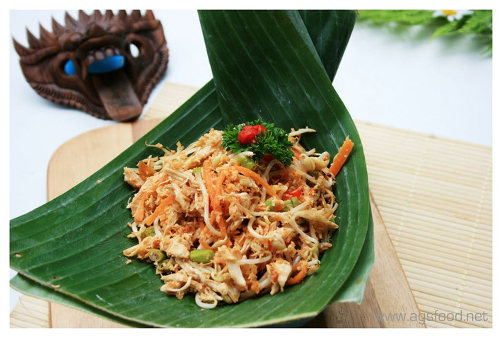 Trong đó, Lawar putih hay Lawar cơm trắng là loại salad bình thường được làm từ dừa vụn, mít non cắt lát, đậu chuỗi và gia vị.