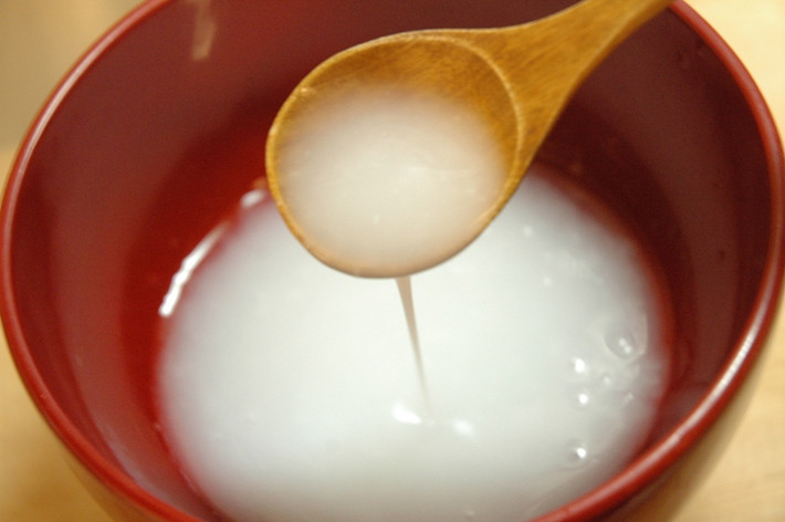 Nước cơm: Trong nước cơm đặc chứa nhiều loại đường và vitamin B, có tác dụng giải độc, tỉnh rượu, thêm vào một chút đường trắng hiệu quả sẽ tốt hơn.