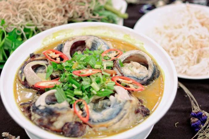 Món mắt cá ngừ đại dương từ lâu đã gắn liền với đời sống ẩm thực của người dân Tuy Hòa, Phú Yên. Món đặc sản Phú Yên bổ dưỡng này không phải ai cũng dám thử ngay lần đầu tiên.