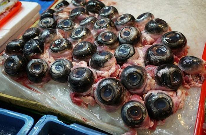 Ban đầu mới nghe món mắt cá, nhiều du khách thường lắc đầu ngao ngán nhưng đến khi nhìn thố mắt cá ngừ bốc khói tỏa mùi thơm ngây ngất trên bàn, họ bắt đầu tỏ ra thích thú.