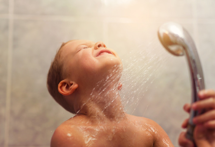 Tắm hơi nước nóng: Tắm hơi nước nóng có thể giúp giảm ho vào ban đêm, vì nó giúp làm lỏng chất nhầy và tắc nghẽn sau ho. Bạn có thể xả nước nóng, đóng cửa phòng tắm và đợi cho đến khi căn phòng đầy hơi nước ấm. Sau đó, cho con bạn vào tắm. Để có kết quả tốt hơn, hãy thêm một vài giọt dầu khuynh diệp vào hơi nước tắm.