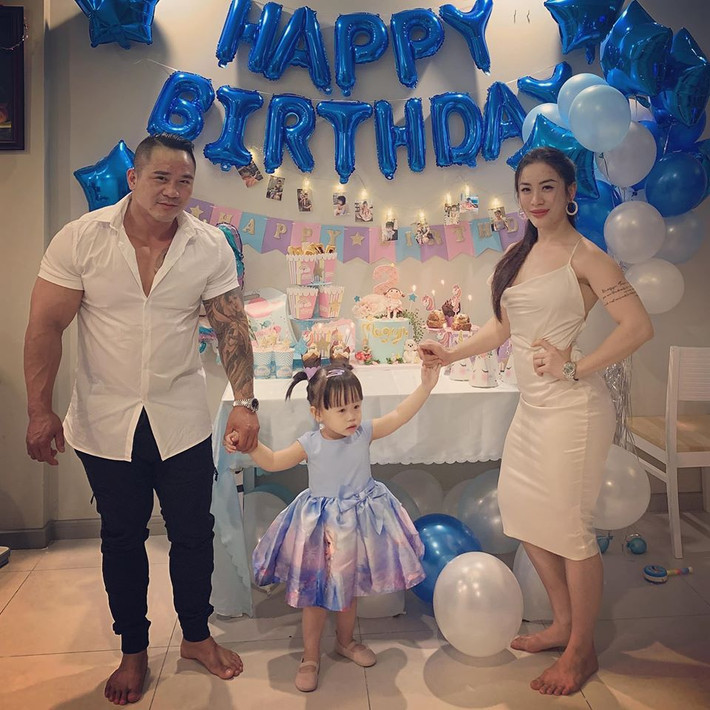 Cô nàng Roxy nổi như cồn trên mạng xã hội nhờ gu thời trang nóng bỏng, táo bạo cùng thân hình khỏe khoắn đầy năng lượng.