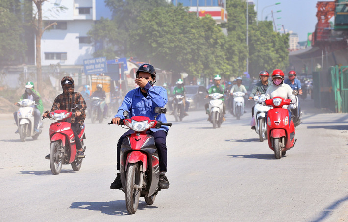 Nhiều công trình xây dựng dang dở cũng là một trong những nguyên nhân dẫn đến ô nhiễm không khí. Những công trình này để bụi mù mịt từ các vật liệu xây dựng làm phát tán vào không khí và đường sá.