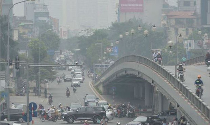 Theo ông Bùi Danh Liên - Phó Chủ tịch Hiệp hội Vận tải Hà Nội, hiện Thủ đô đang có đến 6,6 triệu phương tiện, trong đó xe máy là 5,7 triệu chiếc thải khói ra môi trường mỗi ngày. Khi tắc đường kéo dài, động cơ xe vẫn phải hoạt động liên tục khiến cho lượng khí thải phát ra lớn hơn. Lượng khí thải này bao phủ trong phạm vi chật hẹp nên người dân hít phải nhiều khí độc.