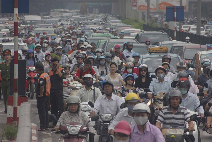 Trước tình trạng không khí ô nhiễm nặng của Hà Nội, Sở Tài nguyên và Môi trường Hà Nội khuyến cáo người dân ra đường mang theo khẩu trang, hạn chế tham gia giao thông vào giờ cao điểm, tránh các điểm đang tắc đường (có thể đi sớm hơn hoặc muộn hơn...). Tăng cường sử dụng các phương tiện công cộng; Các hộ dân không sử dụng bếp than tổ ong; Đối với các công trình xây dựng phải che chắn đúng quy định, thực hiện các biện pháp phun nước giảm bụi đúng quy định.