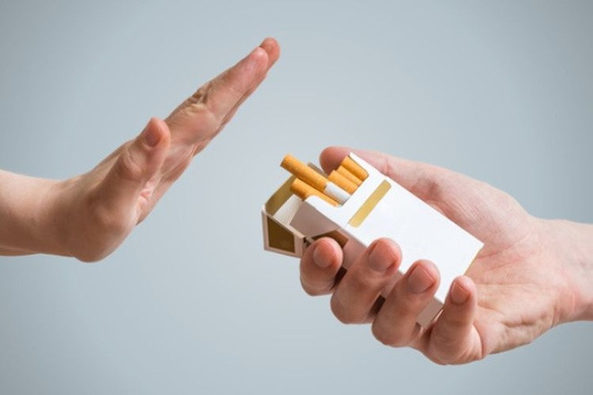 Không hút thuốc lá: Tuyệt đối không hút thuốc lá và tránh xa khói thuốc. Những người hút thuốc nên bỏ hoặc hạn chế dần việc hút thuốc lá. Không cho người khác hút thuốc trong nhà và nơi công cộng. Ảnh: Healthline.