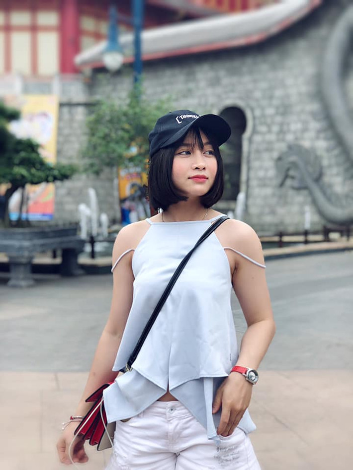 Hot girl của tuyển bóng đá nữ Việt Nam thu hút sự chú ý của cộng đồng mạng nhờ vẻ ngoài xinh xắn và gu ăn mặc nữ tính, trẻ trung.