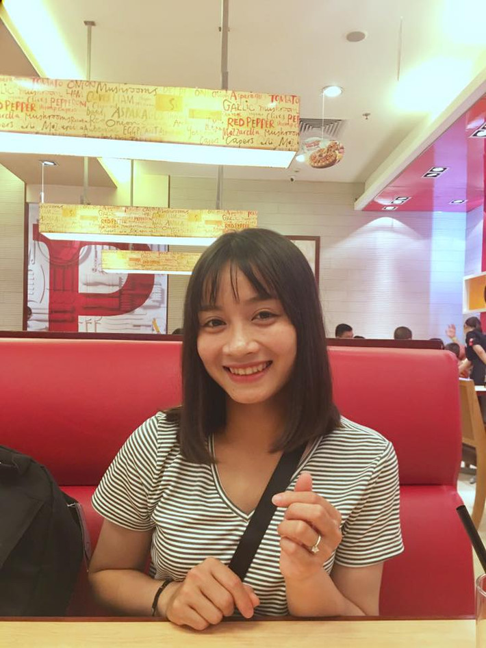 Ngoài ra, Hoàng Loan cũng thường xuyên diện áo phông trẻ trung.