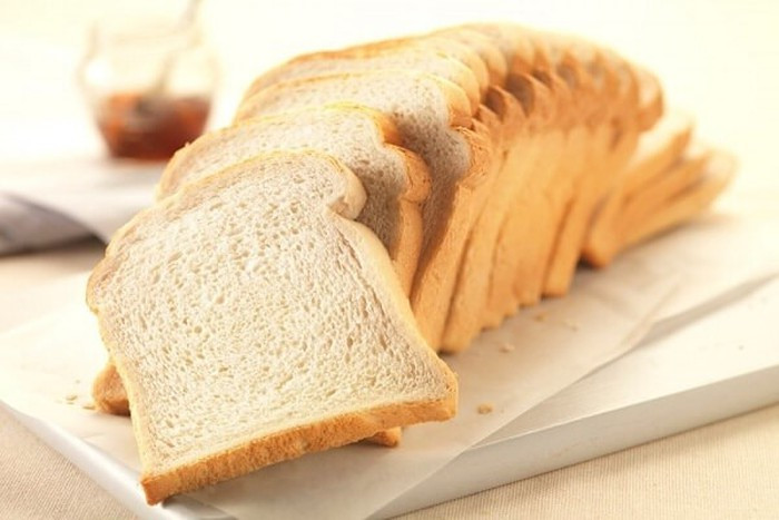 Bánh mì là đồ ăn tiện lợi mà bạn có thể mang theo khi đi du xuân. Có nhiều loại bánh để lựa chọn như bánh mì sandwich, bánh mì gậy, bánh mì kẹp…