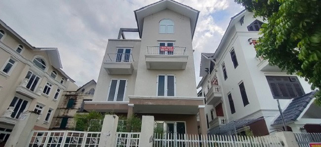 Một số căn biệt thự, liền kề treo biển bán nhà nhưng vẫn chưa tìm được khách mua.