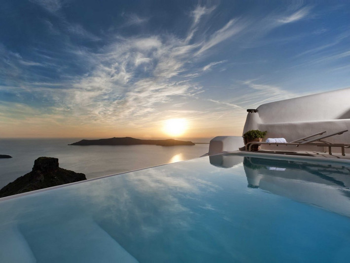 Nằm gần miệng núi lửa Santorini, thiết kế của khu nghỉ dưỡng Kapari Natural mang đậm văn hóa Hy Lạp. Hình ảnh khu resort tuyệt đẹp này được rất nhiều người biết đến.