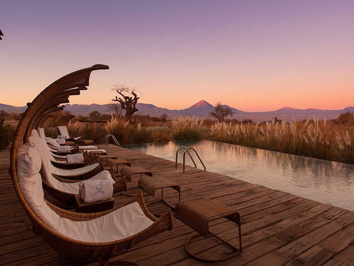 Tierra Atacama ở sa mạc Atacama, Chile, là một khu nghỉ dưỡng tuyệt vời. Tại đây, du khách có thể chiêm ngưỡng những ngọn núi lửa phun trào.