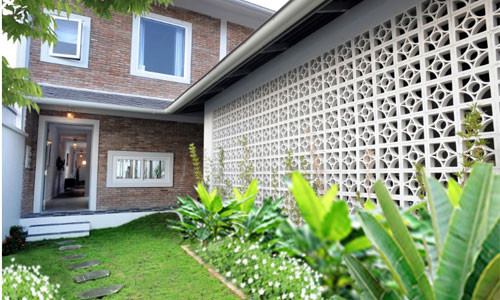 Khu vườn xanh phía sau ngôi nhà ống hiện đại này.