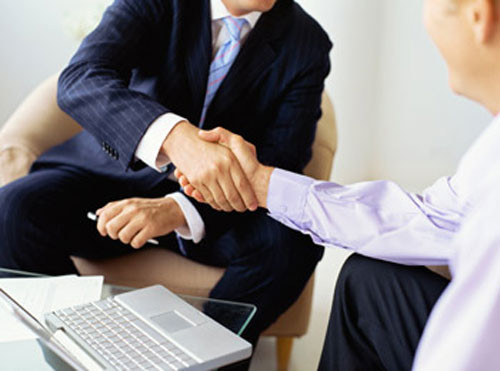 Nhân viên bán hàng: Mức lương trung bình là 35.000 – 113.000 USD. Đây được dự đoán là một công việc lương cao không cần bằng Đại học năm 2015. Với công việc này, bạn chỉ cần tốt nghiệp trình độ trung học, chứ không cần đến bằng đại học hoặc chứng chỉ học nghề. Vì những gì bạn cần cho công việc này là kỹ năng giao tiếp tốt và sự nỗ lực làm việc.