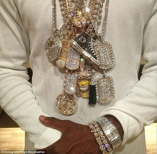 Có lúc, tay đấm Mayweather còn chi tới 2 triệu USD để mua những món trang sức đắt tiền.