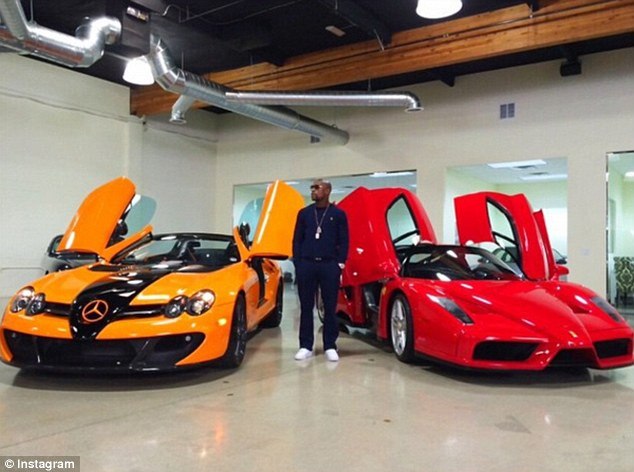 Mayweather khoe hai trong bộ sưu tập xế hộp "khủng" của anh.