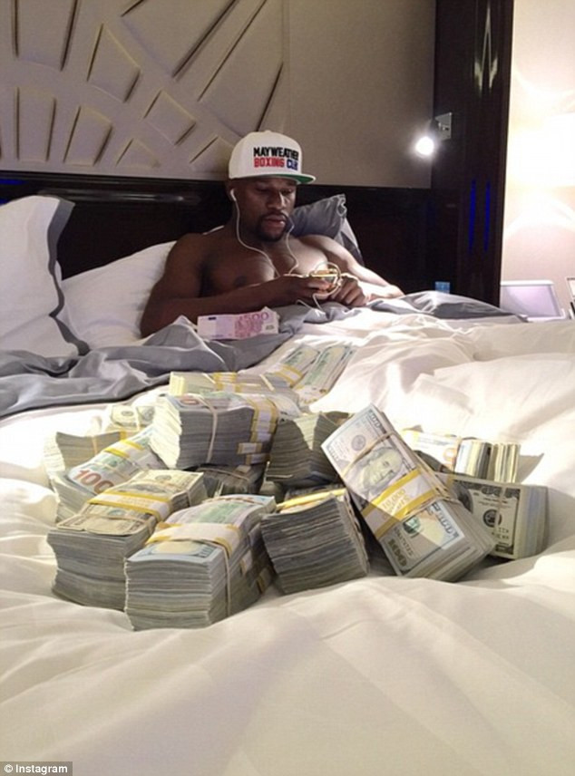 Rất nhiều lần, cuộc sống giàu sang của võ sĩ Floyd Mayweather đã được chính anh phơi bày trên trang cá nhân.