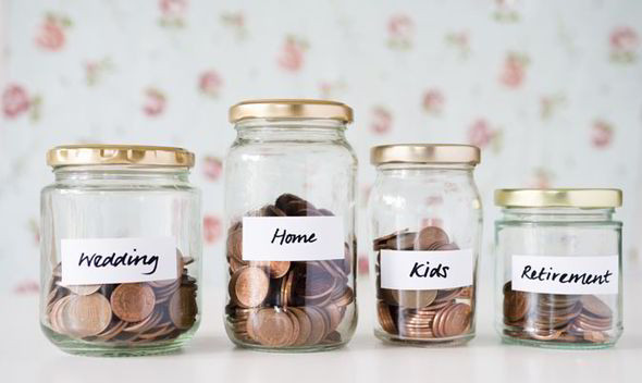 5. Tự động hóa tài chính: Chìa khóa để quản lý tốt tài chính của bản thân là biến mọi thứ càng đơn giản càng tốt. Cách tốt nhất là hãy “tự động hóa” mọi hoạt động tài chính của bạn. Điều này có nghĩa là ngay sau khi nhận lương, tiền trong tài khoản sẽ tự động được chuyển tới các tài khoản tiết kiệm khác. Việc tự động hóa tài chính này sẽ giúp bạn tập trung vào những mục tiêu lớn thay vì chi tiêu lẻ tẻ.