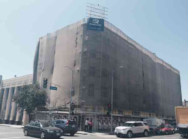 Khách sạn Mama Shelter, thành phố Los Angeles, bang California, Mỹ, dự kiến khai trương vào tháng 2/2015. Phòng khách sạn này hứa hẹn sẽ thu hút khách hàng với những đồ nội thất nổi tiếng của Pháp. Ảnh khách sạn Mama Shelter đang thi công vào năm ngoái.
