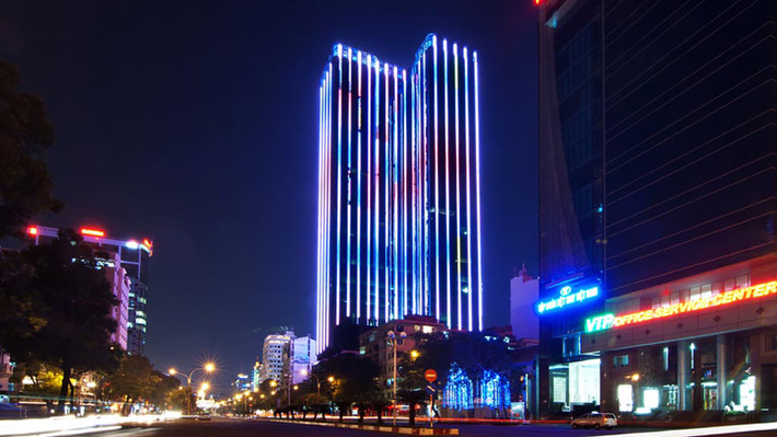 Theo đó, CNN đưa tin về việc khách sạn Việt Nam mở cửa năm 2015. Cụ thể đó là khách sạn The Reverie Saigon nằm trong tòa nhà cao 39 tầng mang tên Quảng Trường Thời Đại, tọa lạc tại số 22 đường Nguyễn Huệ, phường Bến Nghé, Q.1, TP.HCM. Khách sạn Việt Nam này sẽ mở cửa đón khách vào tháng 1/2015.
