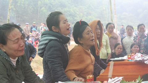Lúc 1h rạng sáng nay (25/1), thi thể của 9 nạn nhân trong vụ tai nạn thảm khốc ở Thanh Hóa được đưa về đến quê nhà ở huyện Anh Sơn ( Nghệ An).