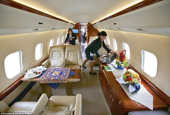 Bombardier Global Express XRS có nội thất bọc da, chở được 8-14 hành khách và được trang bị phòng tắm, bếp, phòng ngủ, phòng khách riêng với nội thất sang trọng.