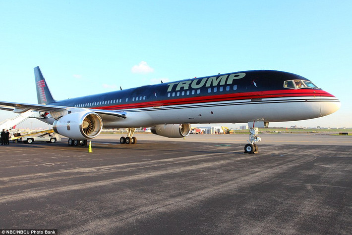 Tỷ phú Mỹ Donald Trump hiện sở hữu chiếc phi cơ riêng Boeing 757 có giá 95,8 triệu USD và có hai đường băng ngay tại tư gia ở Florida (Mỹ).