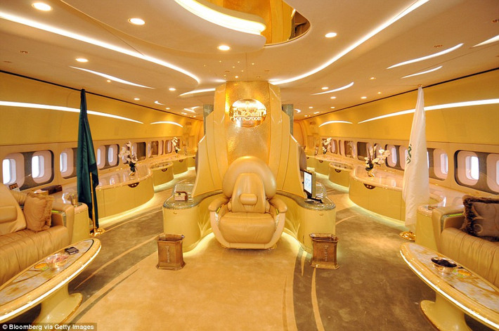 Chuyên cơ của Hoàng tử al-Saud được trang bị nội thất sang trọng với phòng tắm lát đá cẩm thạch trang trí theo phong cách Thổ Nhĩ Kỳ, một chỗ đỗ xe Rolls-Royce, một phòng cầu nguyện riêng... Đặc biệt, phòng khách trên chuyên cơ được thiết kế với chỗ ngồi như ngai vàng dành cho Hoàng tử al-Saud và bàn bằng đá cẩm thạch.