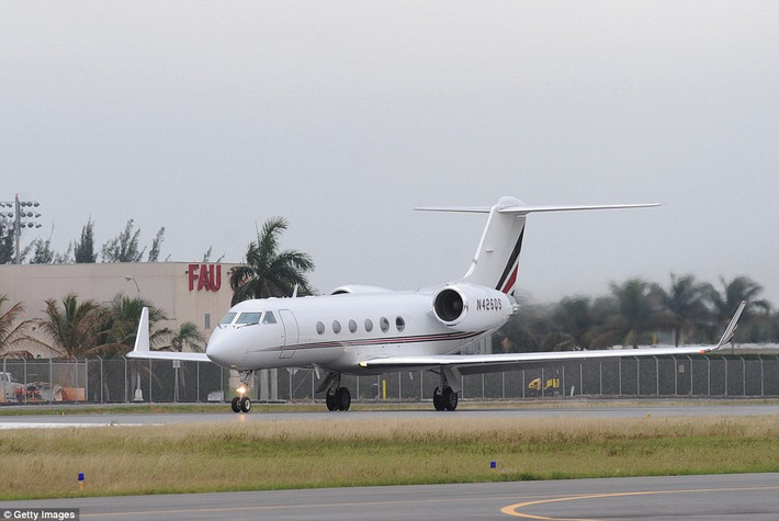 Tay vợt Tiger Woods đã chi 53,5 triệu USD mua chiếc Gulfstream G550. Ngoài thiết kế sang trọng, chuyên cơ này còn có thể di chuyển 12.000 km trong 12 giờ không ngừng nghỉ. Nó đủ sức chứa 18 người.