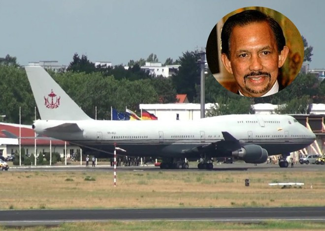 Quốc vương Brunei đã chi hơn 130 triệu USD để tậu một chiếc Boeing 747-430. Ông còn sở hữu nhiều máy bay khác nhưng đây là chiếc lớn và xa xỉ nhất. Chiếc 747-430 ban đầu chỉ có giá trị khoảng 100 triệu USD, nhưng Quốc vương Brunei đã dành hơn 130 triệu USD để trang trí cho nội thất của máy bay trở nên sang trọng bằng cách dát vàng lên các chi tiết.